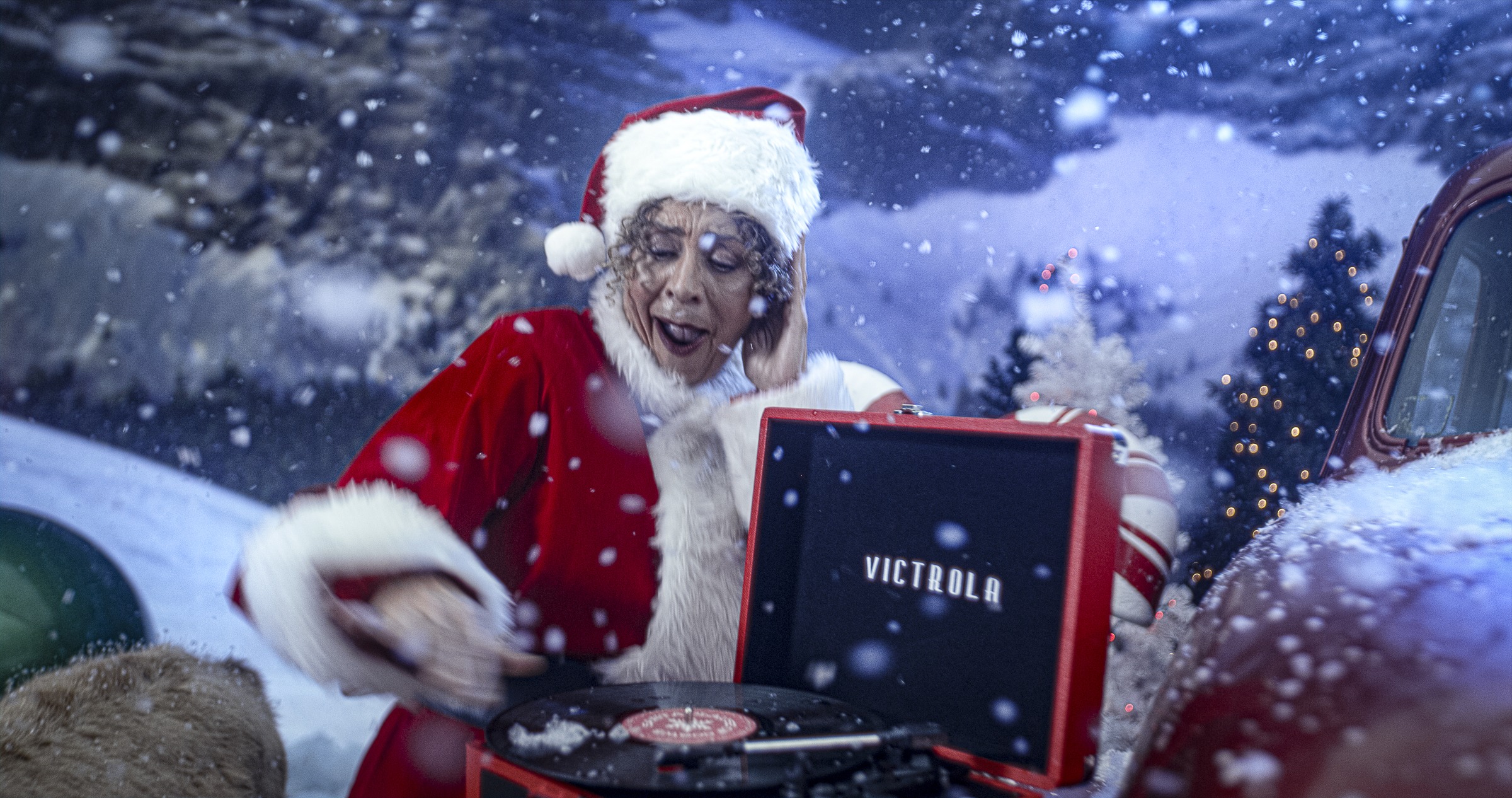 Still frame titled "Santa Gift Box Snowfall" from the GLM Filmsupply Frame Grab Titles source drop.
